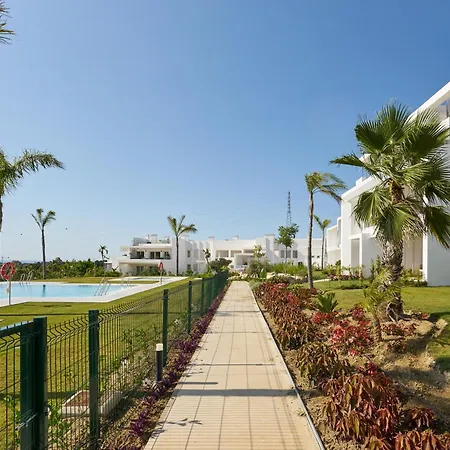 Апартаменты Stylish 2 Bedroom In Alcazaba Lagoon