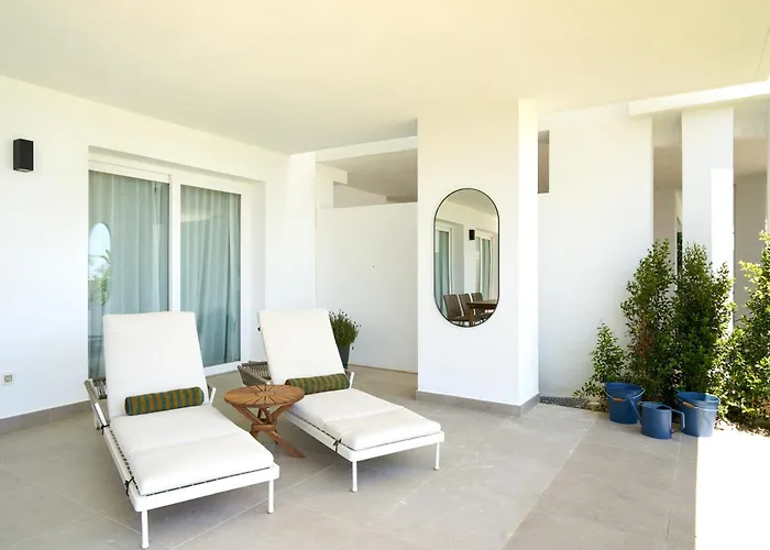 Stylish 2 Bedroom In Alcazaba Lagoon